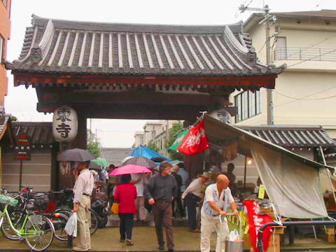 八条通越しの雨の北総門