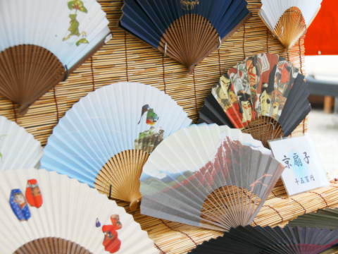 夏の弘法市の必需品・京扇子